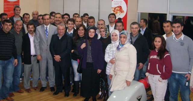 Turnuvaya katılan öğretmenler toplu halde