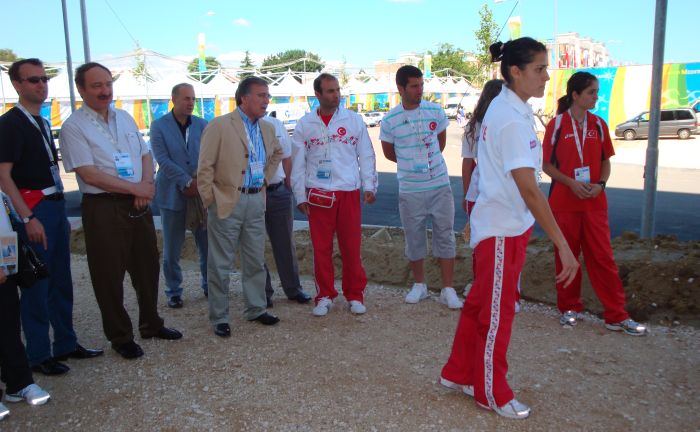 Milli sporcularımız Bocce'yi tanıtırken