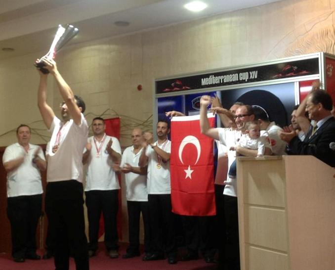 Erkeklerde şampiyonluk kupası kaptan Emre Toros'un ellerinde